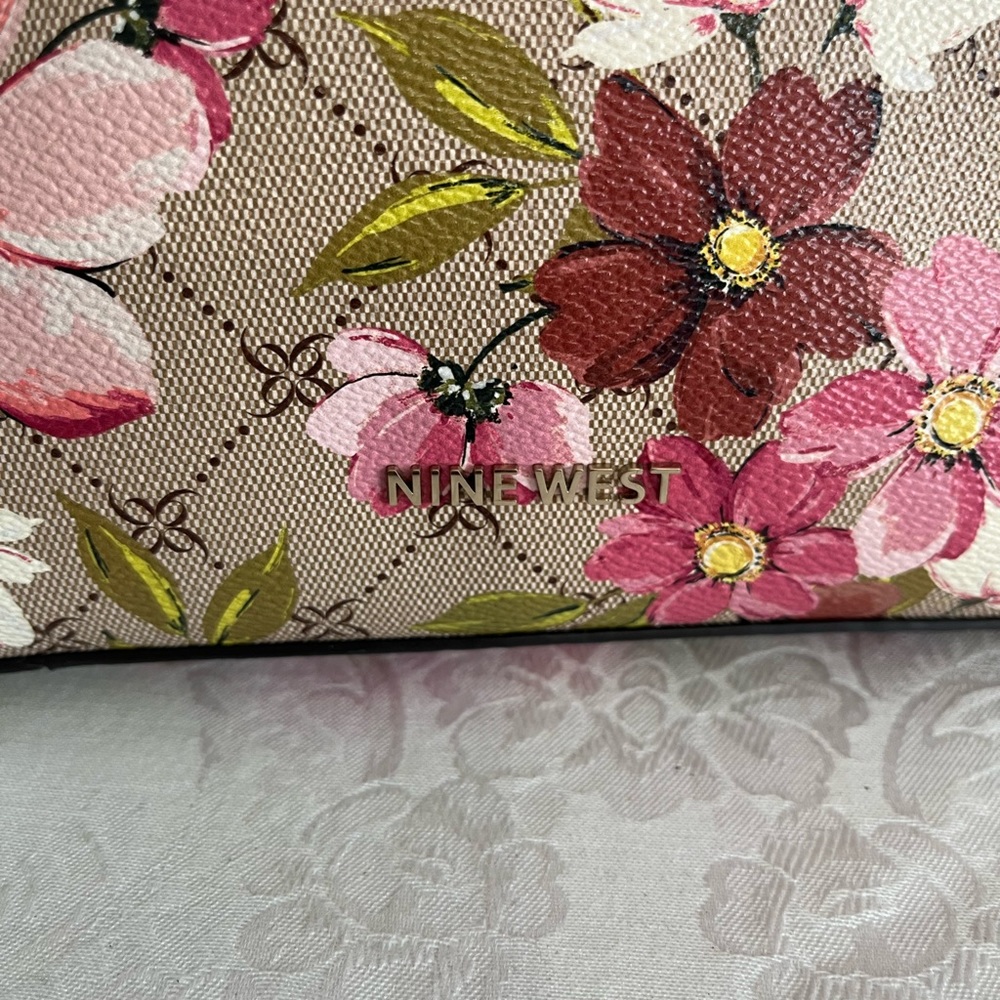 Nine West - Picture 4 of 8